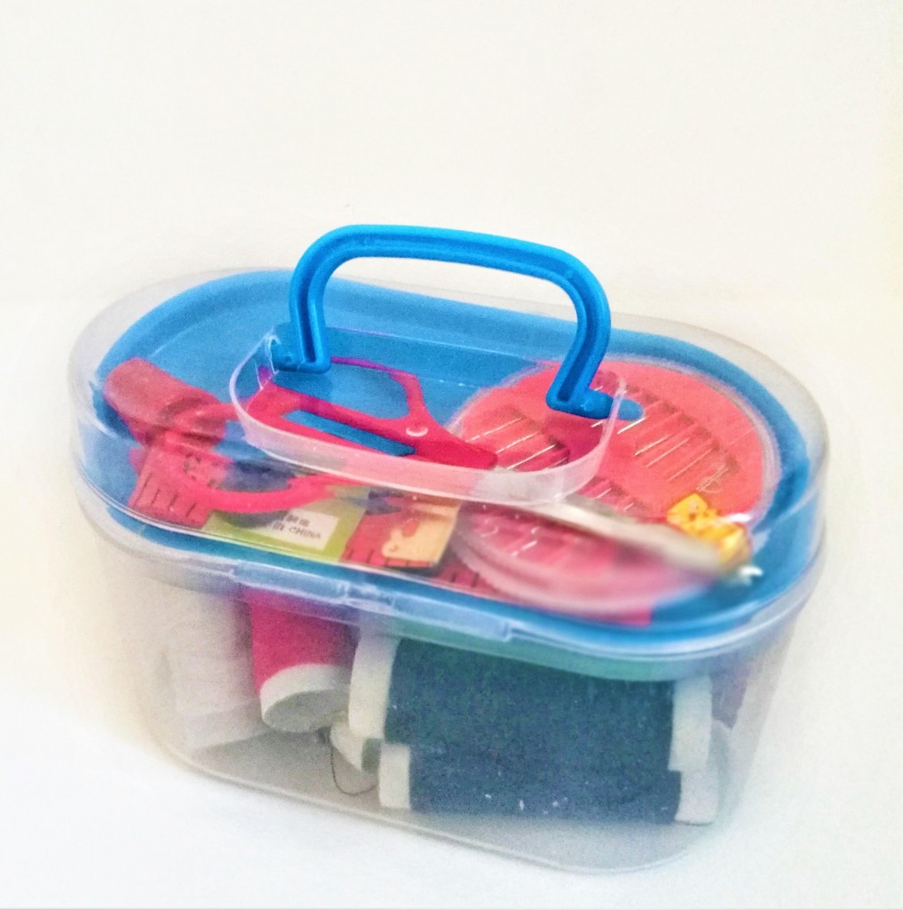 Швейный набор в мини-контейнере, 12х6х8 см :: Товары для дома