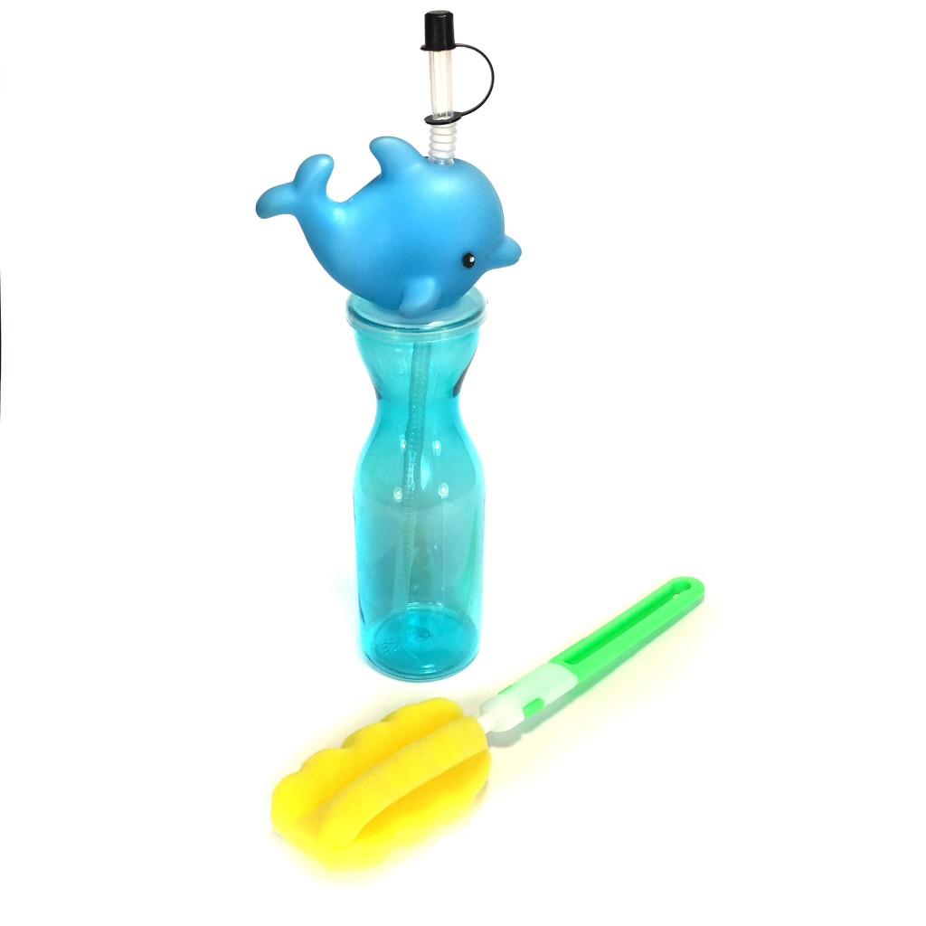 Набор из детской бутылочки для воды с горлышком в виде дельфина и ёршика для её чистки Fashion Plastic Family :: Товары для дома