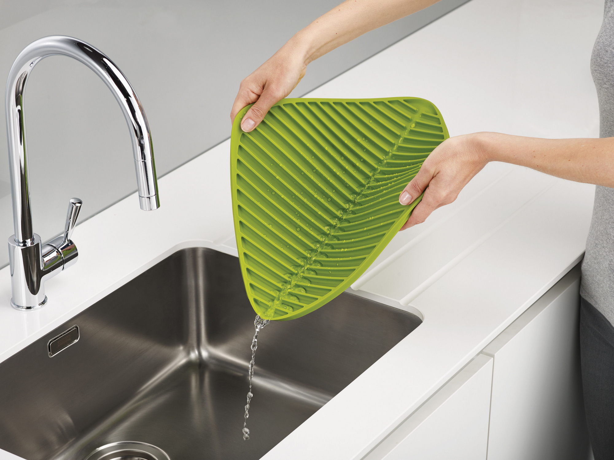 draining-mat-flume-green_madeindesign_248884_original